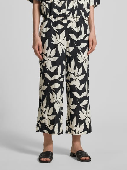 Vrouwenmodel draagt Wide Leg Culotte aus Viskose-Mix van s.Oliver RED LABEL met allover print, elastische taille, viscosemix, crêpestructuur. Detailopname onderlichaam.