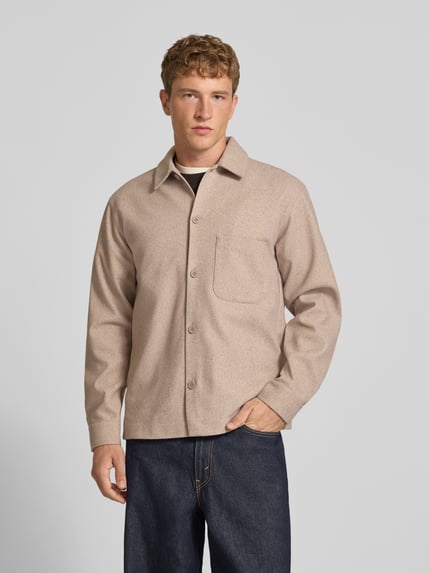 Męski model nosi Regular Fit Hemdjacke mit Kentkragen Modell 'REGENT' od JACK & JONES w jasnobeżowym kolorze, listwa guzikowa, długość tyłu w rozmiarze M: 72 cm, szerokość ramion w rozmiarze M: 50 cm, długość rękawów w rozmiarze M: 64 cm, widok całej sylwetki z przodu