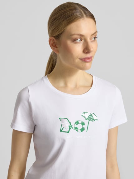 Frauenmodel trägt T-Shirt mit Motiv-Print und Rundhalsausschnitt von More & More aus Baumwoll-Elasthan-Mix, Regular-Fit, Weiß, Nahaufnahme Oberkörper.