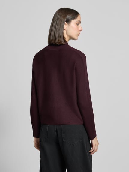 Frauenmodel trägt Regular Fit Strickpullover aus Viskose-Mix mit Stehkragen von COMMA in Dunkellila, Ripp-Struktur, Rückenansicht, Ganzkörperansicht Rückansicht.
