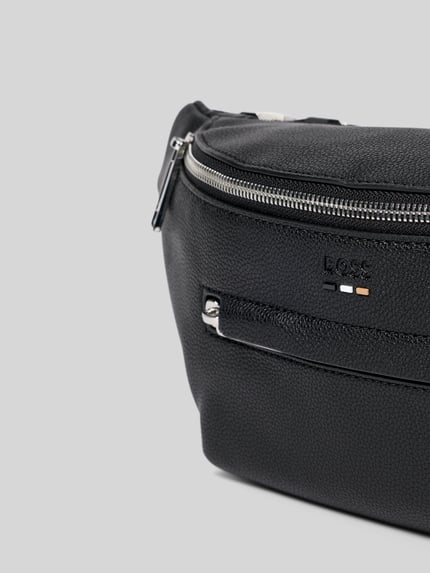 Produktfoto, Bauchtasche mit Label-Applikation Modell 'RAY' von BOSS, Optik: Unifarben, Verschluss: Reißverschluss, Aufteilung: Hauptfach, Innenfach, Reißverschlussfach, Label-Applikation, strukturierte schwarze Oberfläche