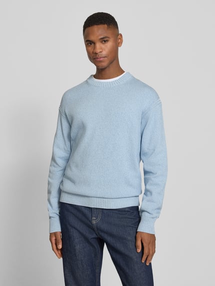 Mannenmodel draagt Regular Fit Pullover aus reiner Baumwolle Modell 'KERLINO' van BOSS Orange in melangelook, ronde hals, lange mouwen, knitwear, puur katoen, labelpatch, regular fit pasvorm, rompzoom en mouwboord geribd, voorkant totaalbeeld.