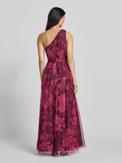 Frauenmodel trägt Abendkleid mit One-Shoulder-Träger von Adrianna Papell in dunklem Rot mit floralen Mustern, Detail: taillierte Passform, Stoffgürtel, Raffungen, Ganzkörperansicht Rückansicht.