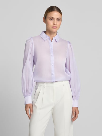 Frauenmodel trägt Regular Fit Bluse aus Seide-Baumwoll-Mix von Marc Cain in zartem Lila, kołnierzyk koszulowy, listwa guzikowa, długość tyłu w rozmiarze 36: 61 cm, długość rękawów w rozmiarze 36: 64 cm, Ganzkörperansicht von vorne