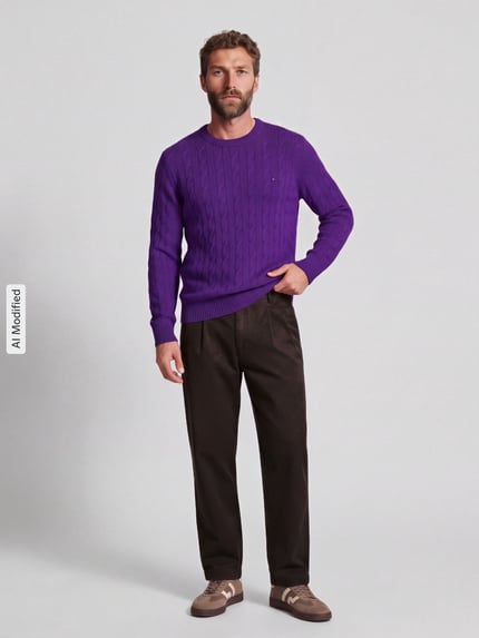 Männermodel trägt Regular Fit Pullover aus reiner Schafswolle von Tommy Hilfiger in Lila, kombiniert mit dunkler Hose, Ganzkörperansicht von vorne, KI-modifiziertes Bild.