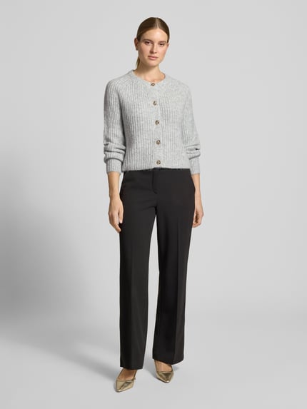 Frauenmodel trägt Regular Fit Cardigan in Strick-Optik von Christian Berg Woman Selection, meliertes Hellgrau, Knopfleiste, Rundhalsausschnitt, Ganzkörperansicht von vorne.