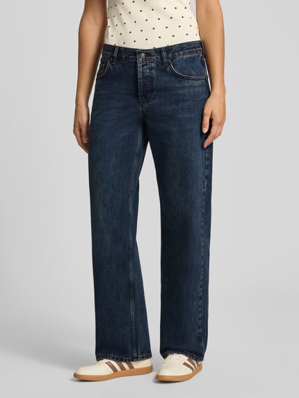 Vrouwenmodel draagt Wide Fit jeans uit puur katoen Model 'EMBER' van Topshop, 5-pocketmodel, riemlussen, knoop- en ritssluiting, donkerblauw, Ganzkörperansicht von voren. Bandwijdte maat 28/32: 42 cm, binnenbeenlengte: 80 cm.