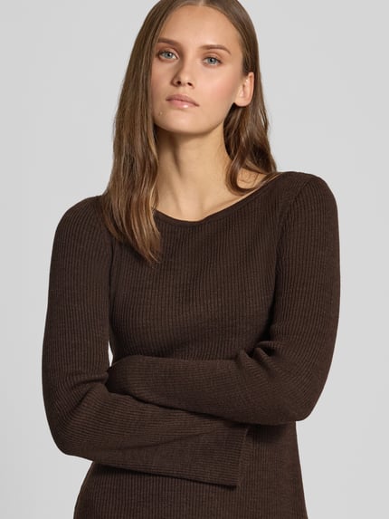 Vrouwenmodel draagt donkerbruine tricotjurk met boothals, Ausgestelltes Strickkleid mit U-Boot-Ausschnitt model 'TESSIE' van ONLY, Nahaufnahme bovenlichaam, Dames Strickkleid van ONLY
