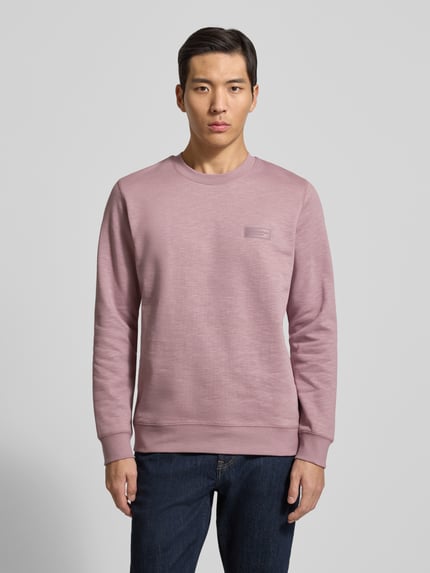 Männermodel trägt Regular Fit Sweatshirt aus reiner Baumwolle von Marc O'Polo, Optik: Unifarben, Label-Patch, Sweat, Ganzkörperansicht von vorne.
