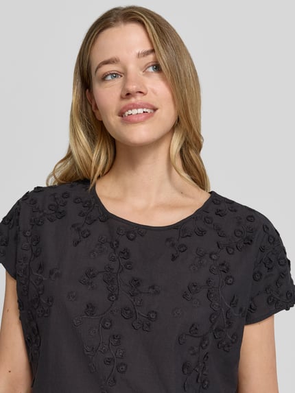 Frauenmodel trägt Regular Fit Bluse mit Rundhalsausschnitt Modell 'FAHIMA' von Soyaconcept aus Reine Baumwolle mit Stitchings, Nahaufnahme Oberkörper.