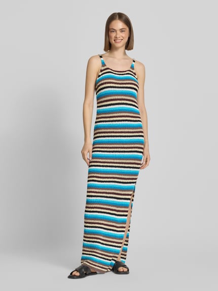 Vrouwenmodel draagt Strickkleid im Allover-Look Modell 'CAJSA' van Topshop, maxi jurk van puur katoen, rechte fit, kleurrijke horizontale strepen, gladde textuur, volledige lichaamsvoorzijde.
