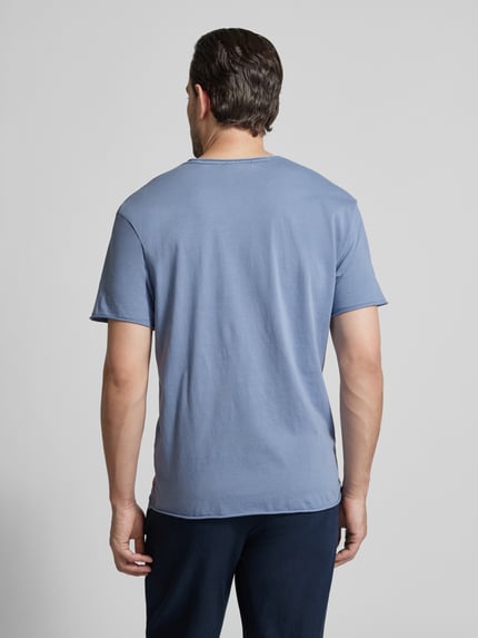 Männermodel trägt T-Shirt mit Rundhalsausschnitt und Label-Detail von Scotch & Soda, Reine Baumwolle, Regular-Fit, Rollsaum, Rückenlänge 67 cm, Ganzkörperansicht Rückansicht.