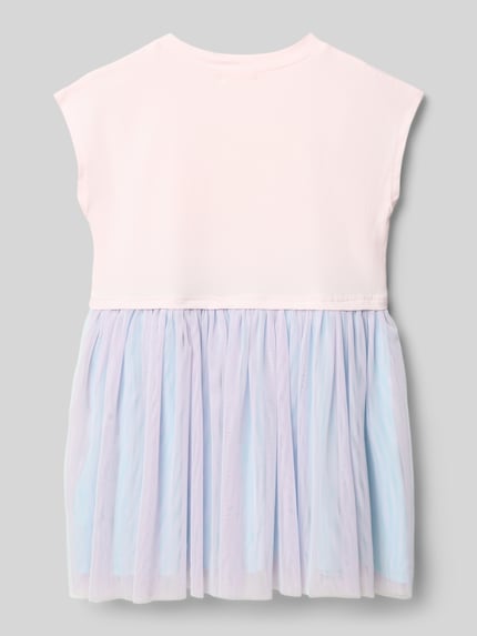 Produktfoto, sukienka dziecięca Knielanges Kleid mit Motiv-Print od BILLIEBLUSH, luźny krój, długość do kolan, okrągły dekolt, krótkie rękawy, nadruk z motywem, detal z logo, długość tyłu w rozmiarze 116: 62 cm, kolor różowy i jasnoniebieski, gładka góra, zwiewny dół z tiulu