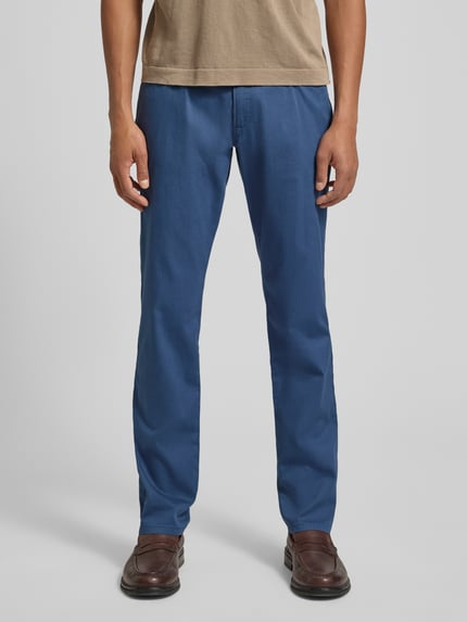 Mężczyzna nosi Hose im 5-Pocket-Design Modell 'CORDOBA' von bugatti w kolorze niebieskim, bawełniany miks ze stretchem, krój straight fit, Szerokość w rozmiarze 32/32: 42 cm, długość nogawki wewnętrznej: 80 cm, widok całej sylwetki z przodu.
