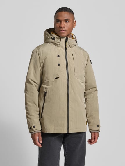Mannenmodel draagt Jacke mit Kapuze van PME Legend in beige, regular fit, met capuchon en ritszakken, voorkant, bovenlichaam close-up.