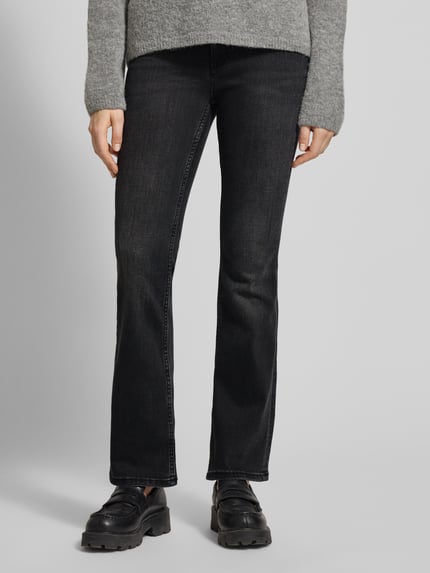 Vrouwenmodel draagt Flared Jeans met 5-Pocket-Design van Mustang in donkergrijs, katoenmix met stretch, volledige vooraanzicht, damesmode.
