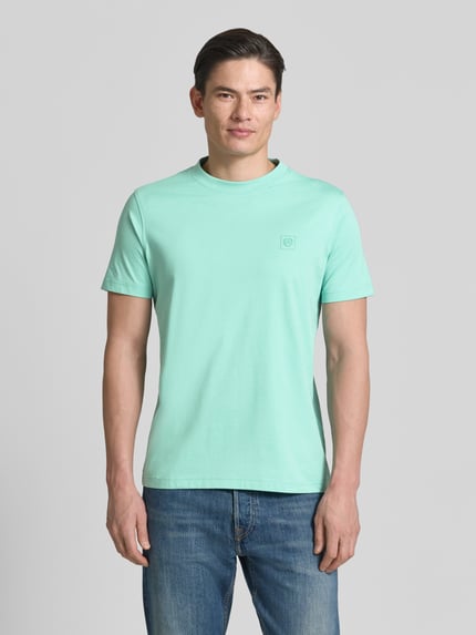 Männermodel trägt Regular Fit T-Shirt aus Baumwoll-Mix von Lerros in Hellgrün mit Rundhalsausschnitt und Label-Detail, Ganzkörperansicht von vorne. Rückenlänge bei Größe M 68 cm, Schulterbreite 43 cm, Ärmellänge 22 cm, Herren T-Shirt.