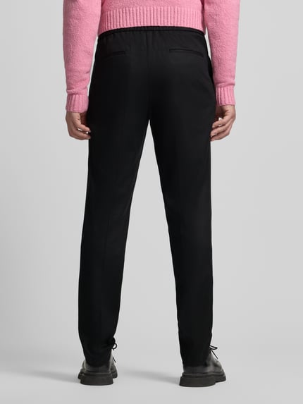 Mężczyznamodel nosi Slim Fit Stoffhose aus Lyocell-Mix Modell 'GETLIN251F3' od HUGO, czarna, kieszenie, tkanina twill, widok całej sylwetki z tyłu.