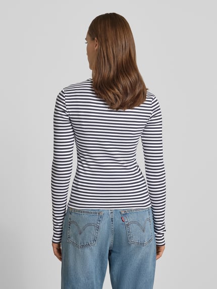 Frauenmodel trägt Slim Fit Langarmshirt mit Rundhalsausschnitt von REVIEW, schmale Streifen, elastischer Baumwoll-Mix, Ganzkörperansicht Rückansicht.