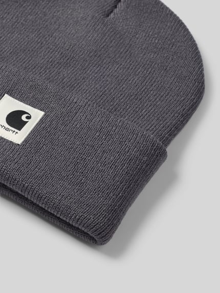 Produktfoto, dunkelgraue Beanie mit Label-Patch Modell 'Ashley' von Carhartt Work In Progress, grobmaschige Strickstruktur, Damen Beanie.