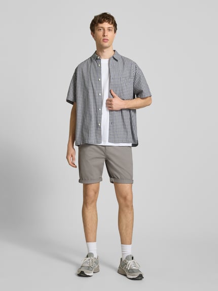 Männermodel trägt Regular Fit Shorts mit Münztasche von Superdry in Grau, Baumwoll-Mix, Knopf-Reißverschluss, Ganzkörperansicht von vorne.