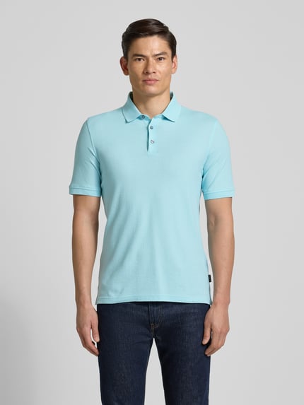 Männermodel trägt Slim Fit Poloshirt mit Strukturmuster von bugatti in Hellblau, reine Baumwolle, Knopfleiste, Ganzkörperansicht von vorne.