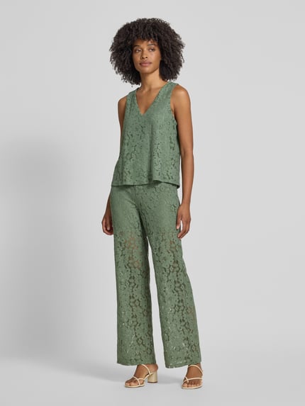 Frauenmodel trägt Regular Fit Trägertop aus Baumwoll-Mix Modell 'HONEY' von Vero Moda in Optik: Unifarben mit Spitzen-Muster, Ganzkörperansicht von vorne.