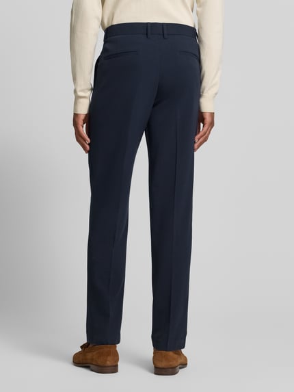 Männermodel trägt Slim Fit Stoffhose mit Viskose-Anteil von Lindbergh in Dunkelblau, elastischer Material-Mix, Rückansicht, Ganzkörperansicht Rückansicht. Bundweite bei Größe M: 37 cm, Innenbeinlänge bei Größe M: 80 cm, mit Bügelfalte, Gesäßtaschen, Eingrifftaschen, Haken- und Reißverschluss.