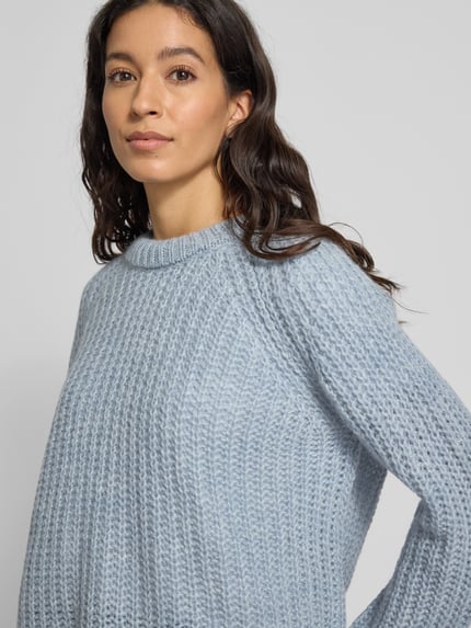 Vrouwenmodel draagt Strickpullover mit Rundhalsausschnitt van Smith and Soul, grof gebreid, relaxed fit, mix met mohair, Nahaufnahme bovenlichaam.