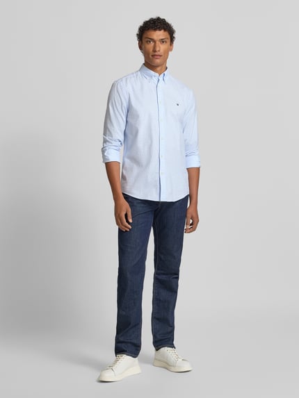 Männermodel trägt Slim Fit Freizeithemd aus reiner Baumwolle von Tommy Hilfiger, Optik:Allover-Muster, Popeline, Ganzkörperansicht von vorne.