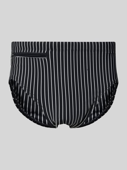 Produktfoto, Badehose im Allover-Look mit Reißverschlusstasche von Schiesser, czarne tło, białe pionowe paski, elastyczny pas, dopasowany fason