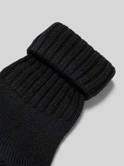 Produktfoto, Socken z wełny merino, model 'PLYMOUTH' od Burlington, czarne, elastyczny ściągacz, widoczne label-detail, tekstura prążkowana.