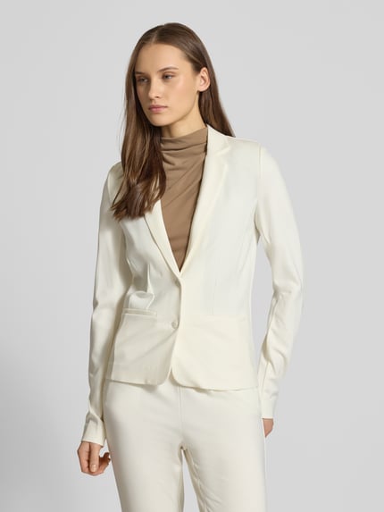 Frauenmodel trägt taillierten Damen Blazer aus Viskose-Mix Modell 'POPTRASH' von ONLY, Optik: Unifarben, Ganzkörperansicht von vorne.