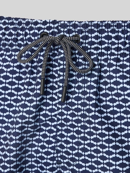 Produktfoto, granatowo-biała Badehose im Allover-Look Modell 'Hammam Tile' von Shiwi, krój regular fit, elastyczny pas, tunel