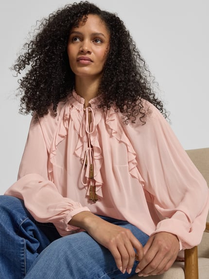 Vrouwenmodel draagt Relaxed Fit Blouse met vetersluiting en volants van Jake*s Collection, vloeiende stof, druppelvormige hals, detailopname bovenlichaam.