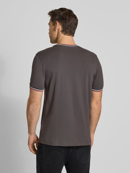 Männermodel trägt T-Shirt mit Kontraststreifen und Rundhalsausschnitt von Christian Berg Men aus Baumwoll-Elasthan-Mix, Regular-Fit, Rückenlänge 71 cm bei Größe M, Rückansicht Ganzkörperansicht.