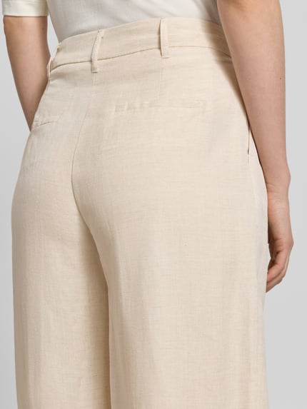 Vrouwenmodel draagt Leinenhose met angedeuteten Gesäßleistentaschen van Christian Berg Woman Selection, linnenmix met viscose, biezen, haakjes- en ritssluiting, barrel fit, crèmekleurig, detailopname rugzijde.