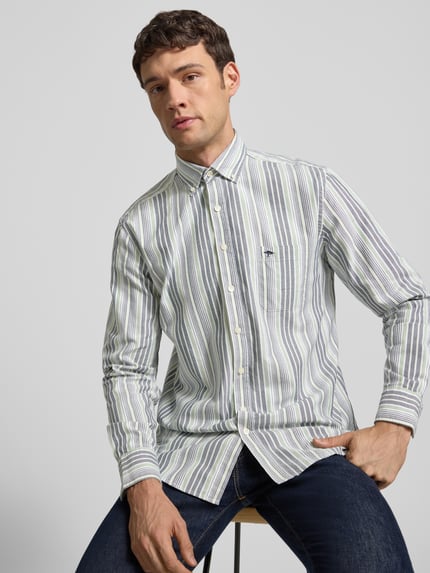 Männermodel trägt Freizeithemd mit Knopfleiste von Fynch-Hatton aus reiner Baumwolle, Regular-Fit, mit Button-Down-Kragen, Brusttasche, Label-Stitching, gestreift in Weiß und Grün, Ganzkörperansicht von vorne.