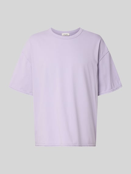 Produktfoto, T-Shirt mit überschnittenen Schultern Modell 'FAZY' von American Vintage aus reiner Baumwolle in Flieder, lockerer Schnitt, Rundhalsausschnitt, glatte Textur, Rückenlänge bei Größe M/L 70 cm.