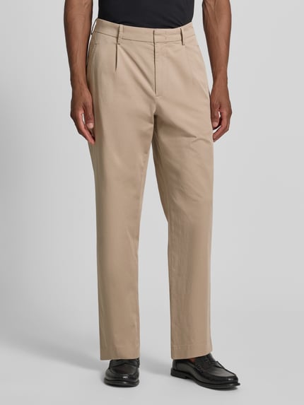 Mannenmodel draagt Loose Fit bandplooibroek met achterzakken van MCNEAL, mix van katoen en elastaan, loose fit, 1 bandplooi, beige kleur. Ganzkörperansicht von voren.