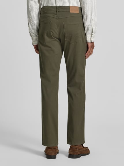 Mężczyznamodel nosi Slim Fit Jeans im 5-Pocket-Design von Christian Berg Men, zielony, mieszanka bawełny, Ganzkörperansicht Rückansicht