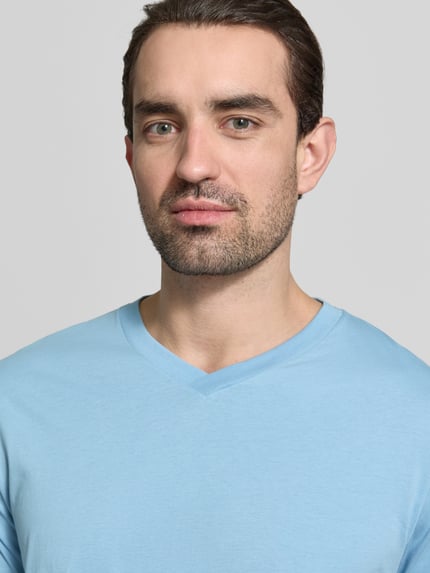 Mannenmodel draagt T-Shirt met V-Ausschnitt van Schiesser in lichtblauw, pure katoen, regular fit, detailopname bovenlichaam