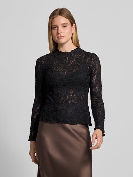 Frauenmodel trägt Langarmshirt mit Ausbrenner-Effekt von s.Oliver BLACK LABEL in Schwarz mit transparenter, floraler Textur, Ganzkörperansicht von vorne.