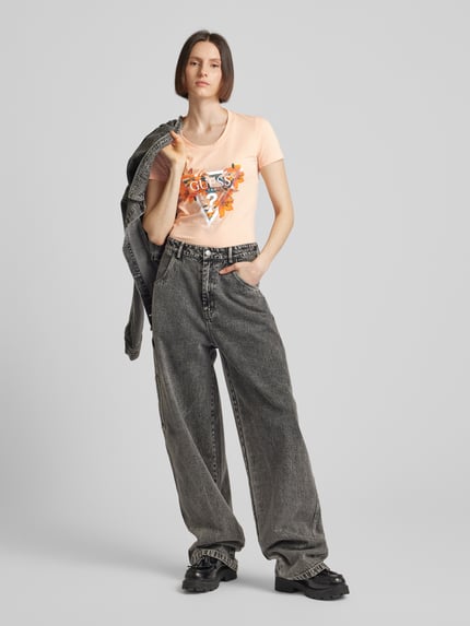 GUESS T-Shirt mit Label- und Motiv-Print Modell 'TROPICAL TRIANGLE' Apricot 1