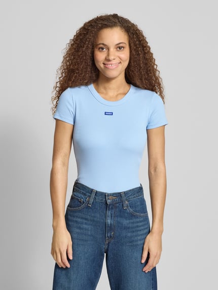 Frauenmodel trägt Slim Fit T-Shirt aus Baumwoll-Mix Modell 'EASY TEE' von HUGO BLUE in Optik: Unifarben mit Label-Patch, Rundhals, Kurzarm, Materialverarbeitung: Ripp, Nahaufnahme Oberkörper.