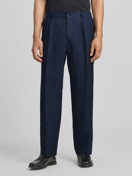 Männermodel trägt donkerblauwe Leinenhose mit Bügelfalte Modell 'DiUnic' von Zuitable, straight fit, steekzakken, achterzakken, knoop- en ritssluiting, bandwijdte maat M 42 cm, binnenbeenlengte maat M 78 cm, puur linnen, voorkant, Ganzkörperansicht von vorne.