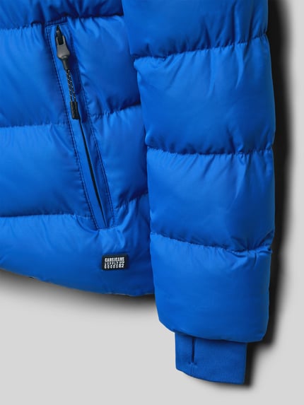Productfoto, felblauwe Regular Fit Steppjacke met logo-applicatie model 'Hey Ward' van CARS JEANS, gewatteerde stof, zichtbare zijzak met rits, elastische mouwafsluiting, kinderjack-detail.