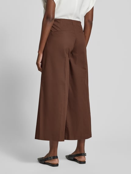 Vrouwenmodel draagt Culotte met Eingrifftaschen Modell 'Jenny' van TONI in bruin, wide leg, persvouwen, katoenmix met stretch, detailopname rugaanzicht.