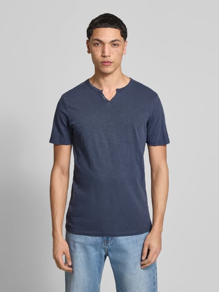 Männermodel trägt T-shirt aus puur katoen recht model Modell 'SPLIT' van Jack & Jones in donkerblauw met V-hals en knoopsluiting, ruglengte maat M 67 cm, Ganzkörperansicht von vorne.