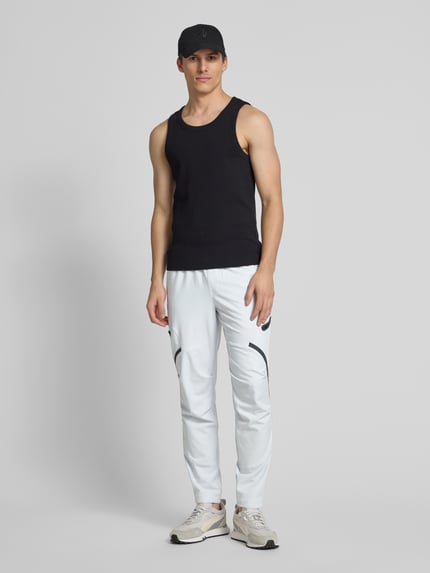 Under Armour Relaxed Fit Trainingshose mit Cargotaschen Modell 'Unstoppable' Hellgrau 1